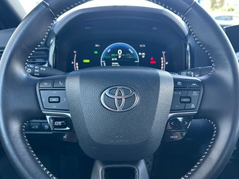 Used 2025 Toyota Camry SE FWD image 28