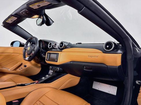 Used 2017 Ferrari California T RWD image 29