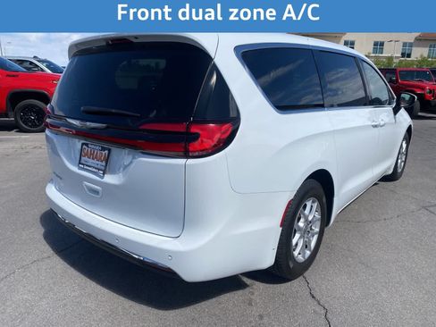 Used 2023 Chrysler Pacifica Touring-L FWD image 8