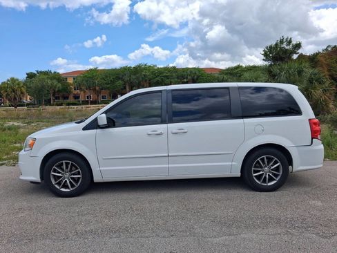 Used 2016 Dodge Grand Caravan American Value Package FWD image 1