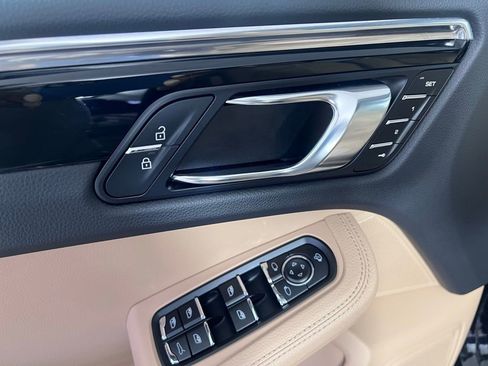 Certified 2025 Porsche Macan image 23