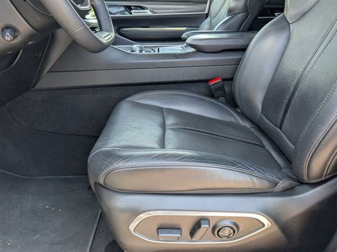 Used 2024 Jeep Wagoneer L Series II RWD image 7