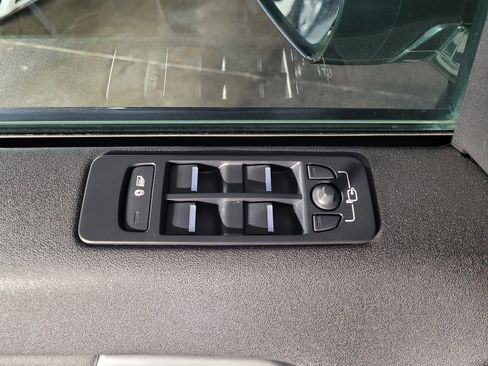 Used 2017 Land Rover Discovery Sport SE image 16