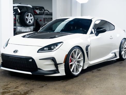 Used 2025 Toyota GR86 Premium image 3