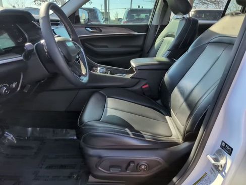 Used 2024 Jeep Grand Cherokee Limited w/ Black Appearance Package image 21