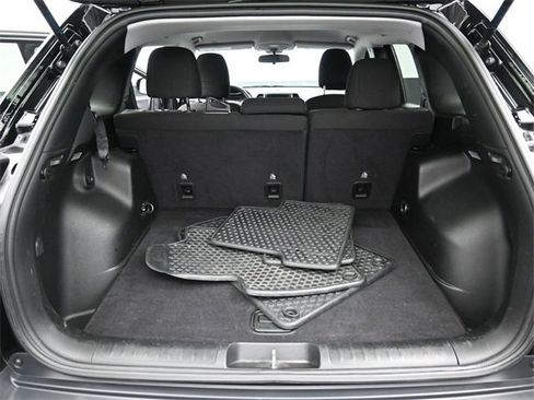 Used 2019 Jeep Cherokee Latitude w/ Cold Weather Group image 28