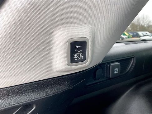 Used 2022 Jeep Grand Cherokee Laredo w/ Luxury Tech Group I image 35