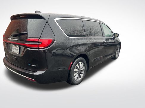 Used 2023 Chrysler Pacifica Touring-L image 6