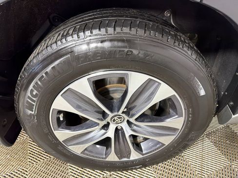 Used 2024 Toyota Highlander XLE image 18