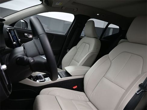 Used 2023 Volvo XC40 B5 Plus image 9