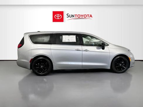 Used 2024 Chrysler Pacifica Touring-L image 2