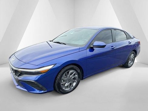 Used 2024 Hyundai Elantra SEL image 3