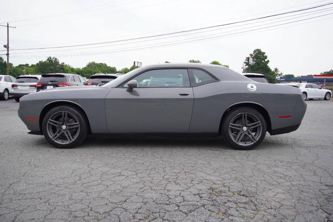 Used 2019 Dodge Challenger SXT RWD image 4
