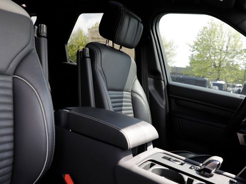 Certified 2023 Land Rover Discovery Metropolitan Edition AWD/4WD image 12