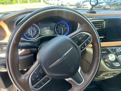 Used 2017 Chrysler Pacifica Limited FWD image 10