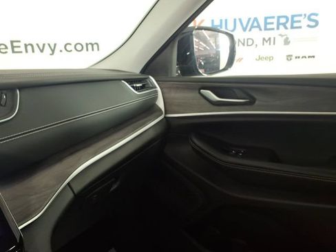 Used 2023 Jeep Grand Cherokee Limited AWD/4WD image 24