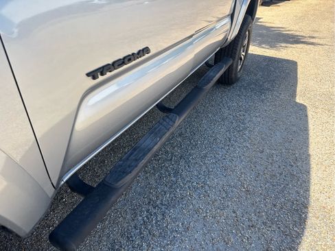 Used 2017 Toyota Tacoma TRD Sport w/ Tow Package (A/T) image 13