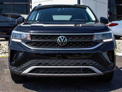 Used 2023 Volkswagen Taos SE w/ Panoramic Sunroof Package image 2