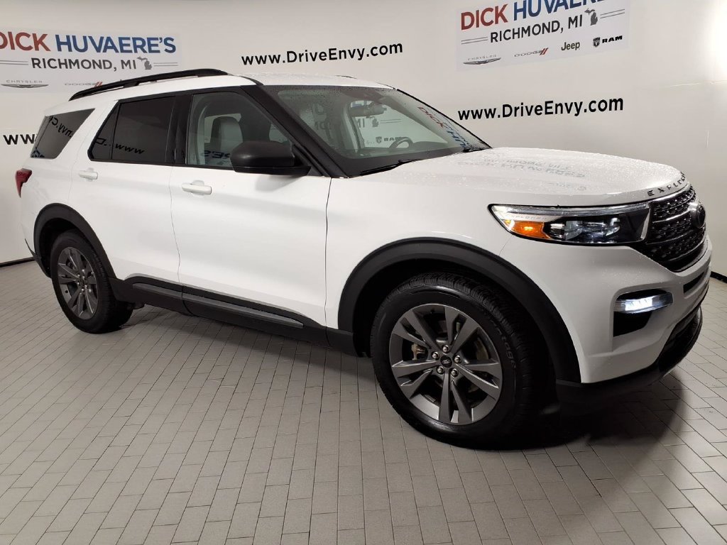 Used 2021 Ford Explorer XLT w/ Equipment Group 202A AWD/4WD image 3