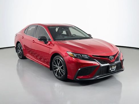 Used 2023 Toyota Camry SE FWD image 3