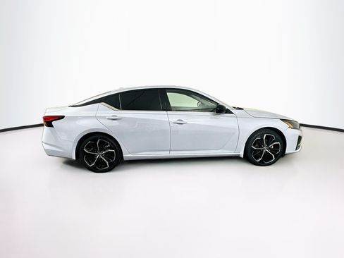 Used 2023 Nissan Altima 2.5 SR w/ SR Premium Package FWD image 10