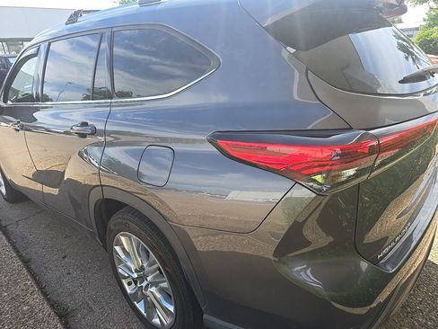 Used 2021 Toyota Highlander Limited FWD image 6
