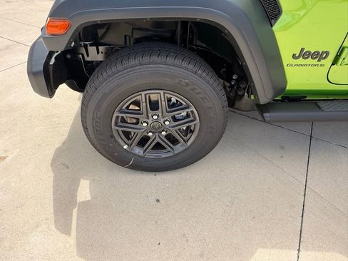 New 2026 Jeep Gladiator Sport AWD/4WD image 32