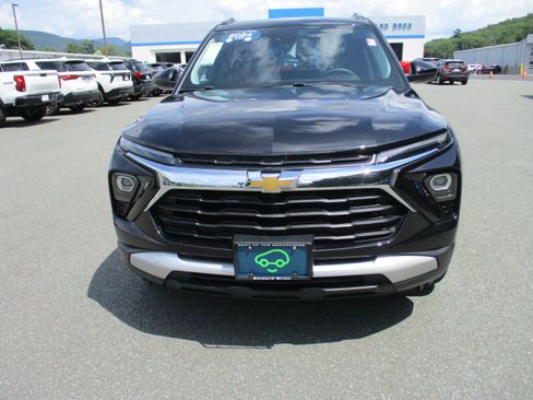 Used 2024 Chevrolet TrailBlazer LT w/ Convenience Package AWD/4WD image 2