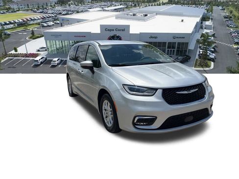 Used 2023 Chrysler Pacifica Touring-L FWD image 6