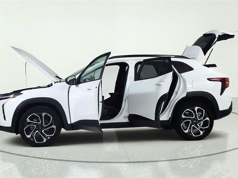 Used 2024 Chevrolet Trax RS w/ Sunroof Package FWD image 11