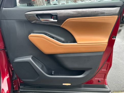 New 2026 Toyota Highlander Platinum image 18
