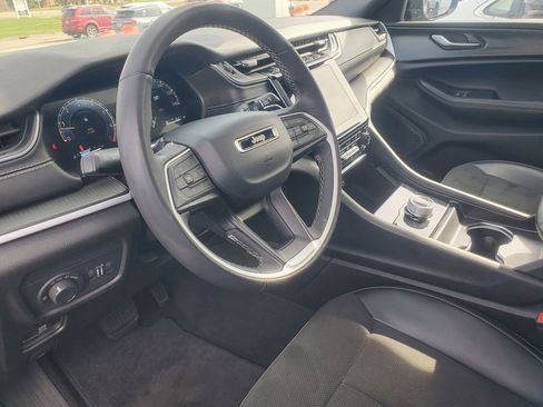 Used 2025 Jeep Grand Cherokee L Altitude AWD/4WD image 14