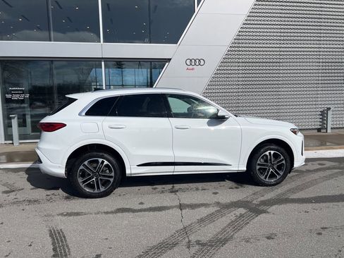 Used 2025 Audi Q5 Premium w/ Convenience Package image 19