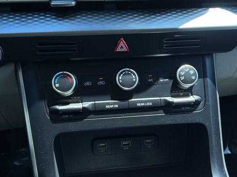 Used 2024 Kia Carnival LX FWD image 33