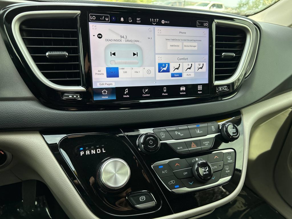 Used 2024 Chrysler Pacifica Touring-L FWD image 12