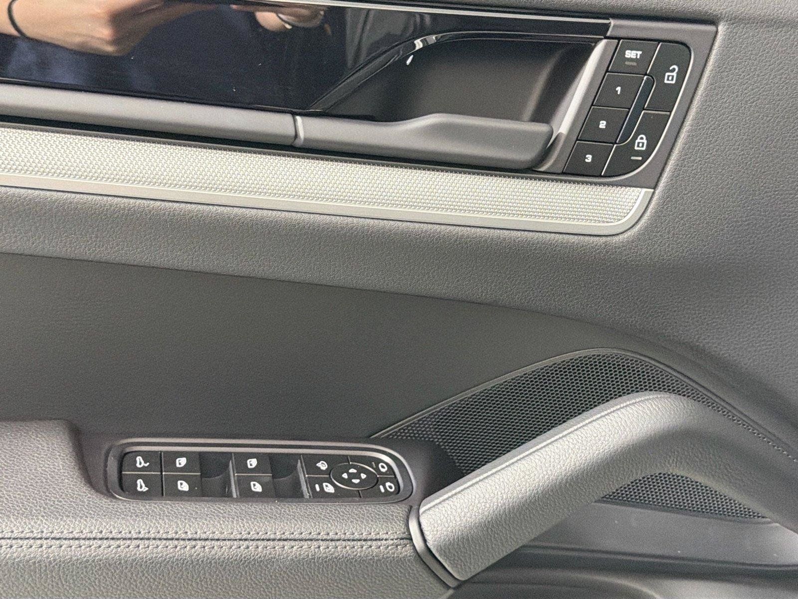 Certified 2025 Porsche Cayenne Coupe AWD/4WD image 31