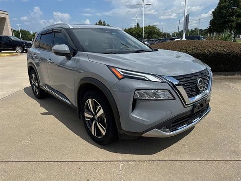 Used 2021 Nissan Rogue Platinum image 3