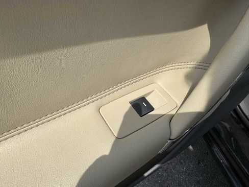 Used 2011 Lincoln MKZ image 41