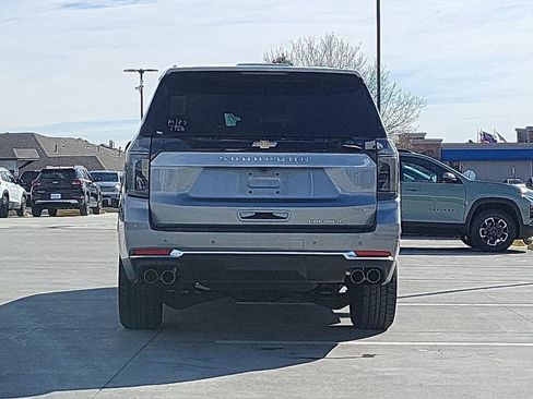 Used 2025 Chevrolet Suburban Premier image 7