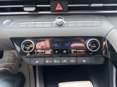 Used 2024 Hyundai Elantra SEL w/ Convenience Package image 34