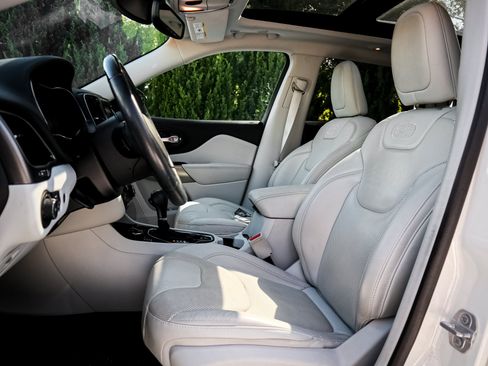 Used 2019 Jeep Cherokee Overland w/ Technology Group AWD/4WD image 7