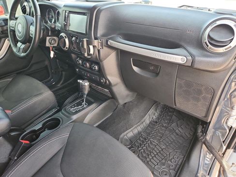 Used 2016 Jeep Wrangler Unlimited Rubicon w/ Connectivity Group AWD/4WD image 27