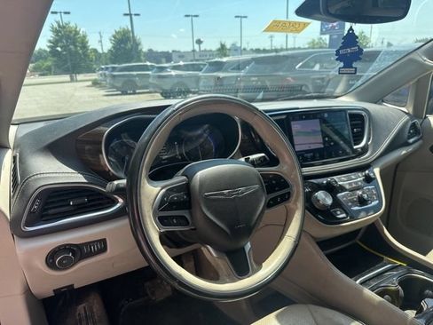 Used 2021 Chrysler Pacifica Limited AWD/4WD image 9