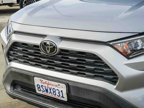 Used 2021 Toyota RAV4 XLE w/ Convenience Package image 9