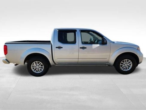 Used 2019 Nissan Frontier SV image 3