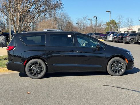 New 2026 Chrysler Pacifica Limited image 6