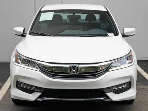 Used 2017 Honda Accord Sport image 38