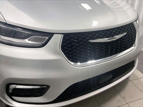 Used 2024 Chrysler Pacifica Touring-L image 32