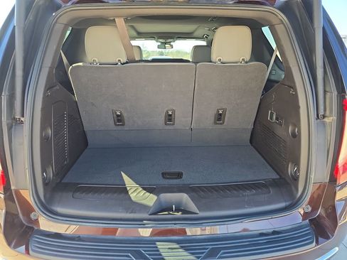 Used 2023 GMC Yukon SLT w/ SLT Premium Package image 13