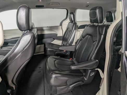 Used 2024 Chrysler Pacifica Touring-L image 16